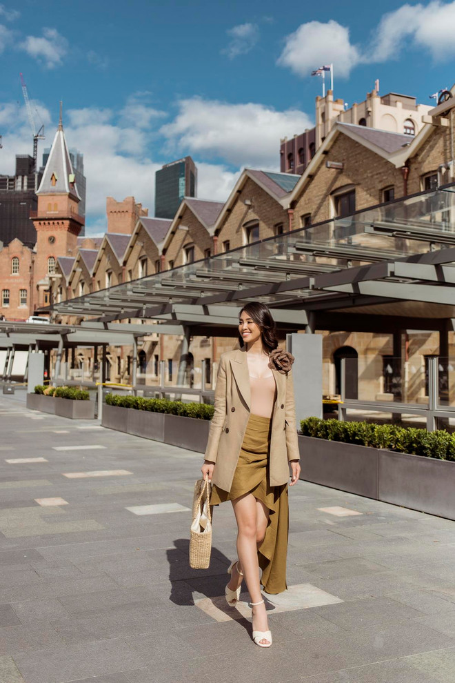 Hai Hoa hậu Mỹ Linh, Tiểu Vy lộng lẫy giữa bầu trời xanh ngắt ở Sydney ảnh 2