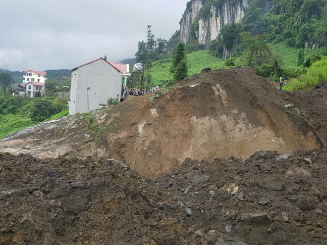 Tảng đá nặng hàng nghìn tấn sạt vào nhà dân, 4 người thoát chết ảnh 2