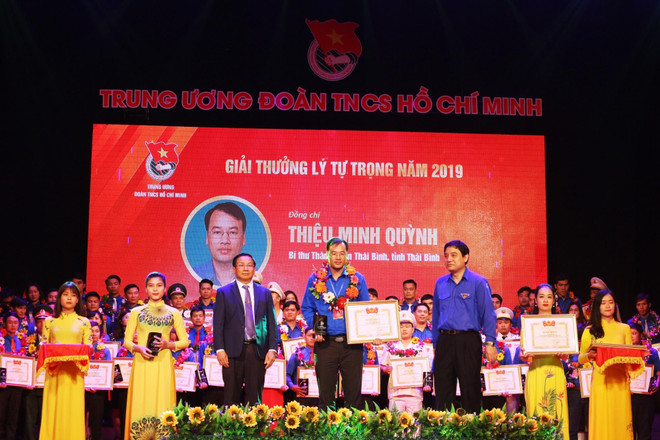 Bí thư Tỉnh ủy Hà Tĩnh Lê Đình Sơn và Bí thư Tỉnh ủy Nghệ An Nguyễn Đắc Vinh trao tặng giải thưởng Lý Tự Trọng năm 2019 cho đoàn viên, thanh niên tiêu biểu. (Ảnh: Hoàng Ngà/TTXVN) 72 cán bộ Đoàn tiêu biểu được nhận Giải thưởng Lý Tự Trọng năm 2019 ảnh 1