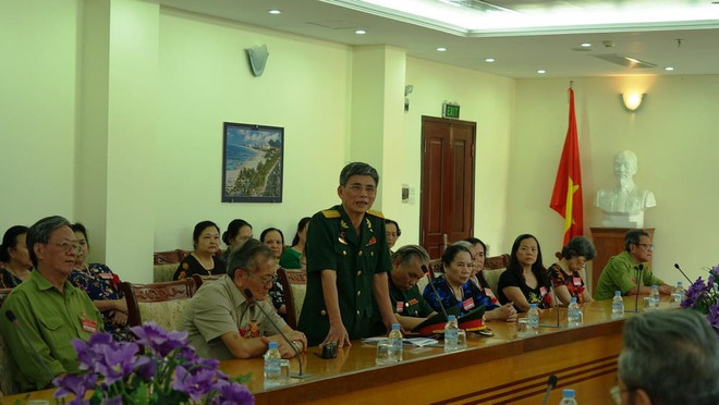 Đại tá Trần Văn Huyên, Phó Giám đốc Trung tâm Trung tâm Giáo dục Truyền thống và Lịch sử phát biểu tại buổi thăm. (Ảnh: Phóng viên TTXVN tại Campuchia) Tri ân các anh hùng liệt sỹ Việt Nam trên đất nước Campuchia ảnh 2