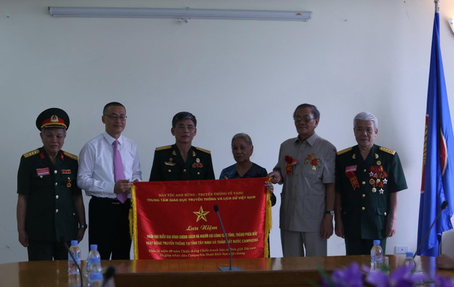 Đại diện các đại biểu chụp ảnh lưu niệm. (Ảnh: Phóng viên TTXVN tại Campuchia) Tri ân các anh hùng liệt sỹ Việt Nam trên đất nước Campuchia ảnh 3