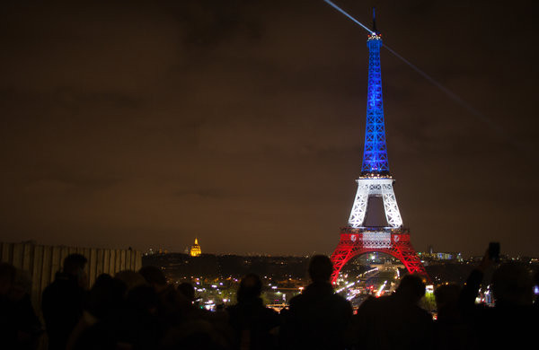 Kinh đô ánh sáng trở lại sau những giờ phút đen tối vì khủng bố ảnh 2