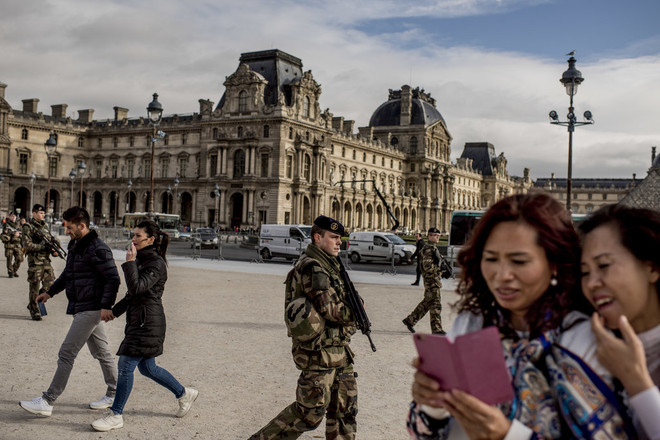 Kinh đô ánh sáng trở lại sau những giờ phút đen tối vì khủng bố ảnh 1