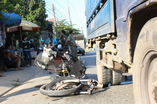 Bất ngờ rẽ trái, người đi xe máy bị xe tải cán tử vong tại chỗ ảnh 1