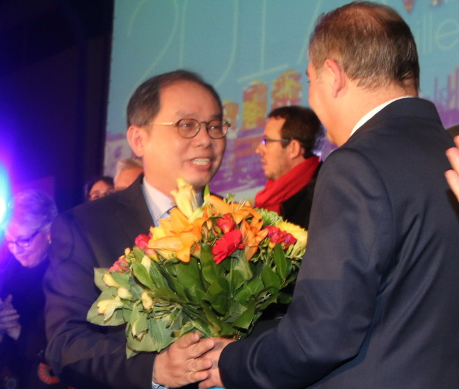 Thành phố của Pháp tặng kỷ niệm chương cho Đại sứ Việt Nam ảnh 1