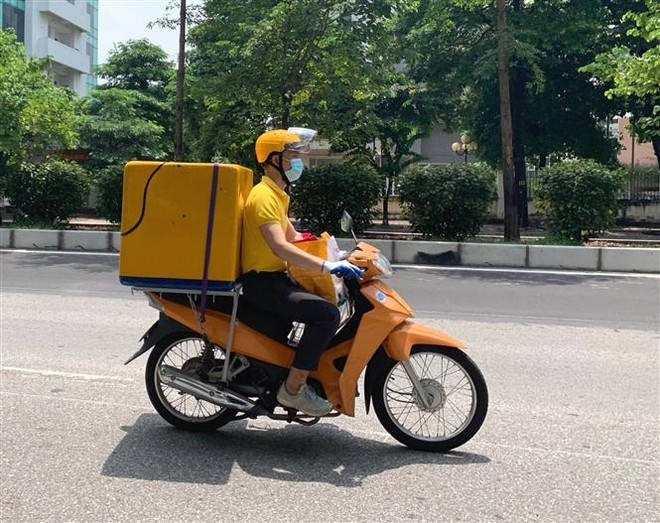 Nhân viên bưu chính vận chuyển hàng hóa. (Ảnh minh họa. Nguồn: TTXVN) Doanh nghiệp bưu chính không được để lọt, lộ thông tin khách hàng ảnh 1