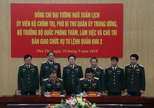 Đại tướng Ngô Xuân Lịch chủ trì bàn giao chức vụ Tư lệnh Quân khu 2 ảnh 1