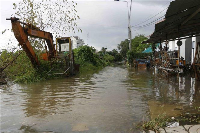 Triều cường dâng cao, người dân Cần Thơ bì bõm trong biển nước ảnh 2