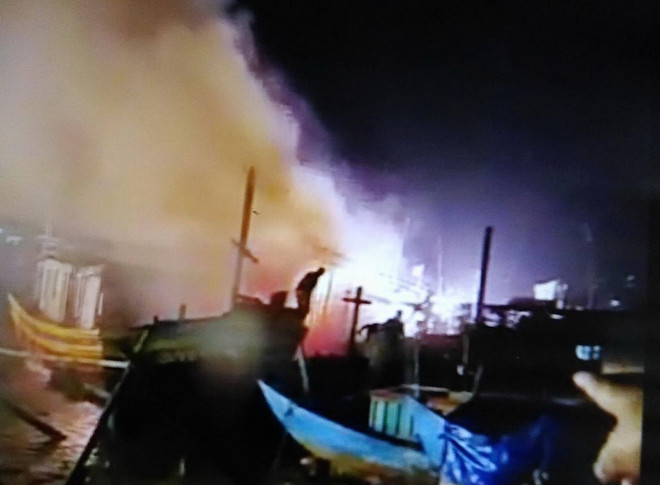 Quảng Bình: Bốn tàu cá của ngư dân bất ngờ bốc cháy tại cửa lạch ảnh 1