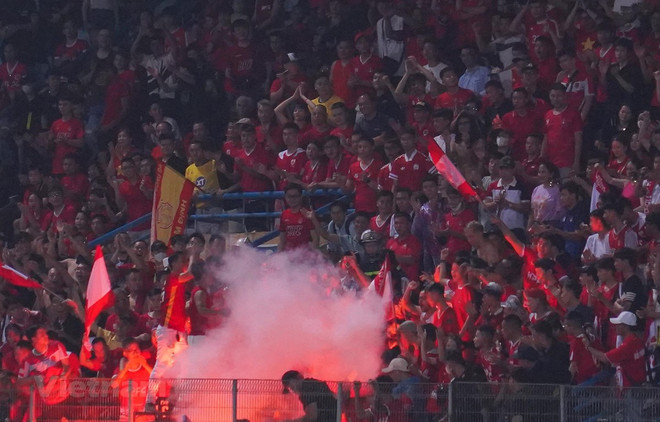 Khởi tố vụ án, tạm giữ 3 đối tượng đốt pháo sáng ở sân Hàng Đẫy ảnh 1