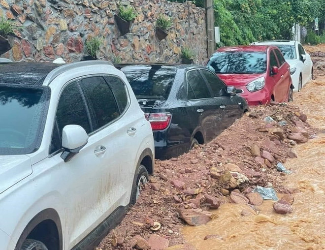 Nguyên nhân khiến hàng chục ôtô bị đất đá tràn lấp, mắc kẹt ở Sóc Sơn ảnh 1