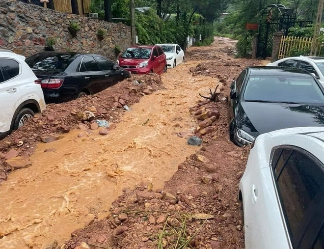 Nguyên nhân khiến hàng chục ôtô bị đất đá tràn lấp, mắc kẹt ở Sóc Sơn ảnh 2
