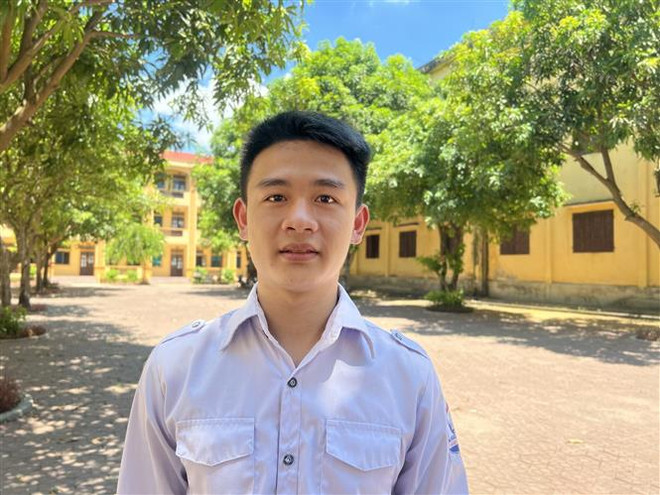 Em Nguyễn Trần Nam Khánh, học sinh lớp 12A1, trường Trung học phổ thông Nam Đàn 1, huyện Nam Đàn, Nghệ An. (Ảnh: TTXVN phát) Thi tốt nghiệp THPT: Bí quyết học tập của các á khoa xứ Nghệ ảnh 1