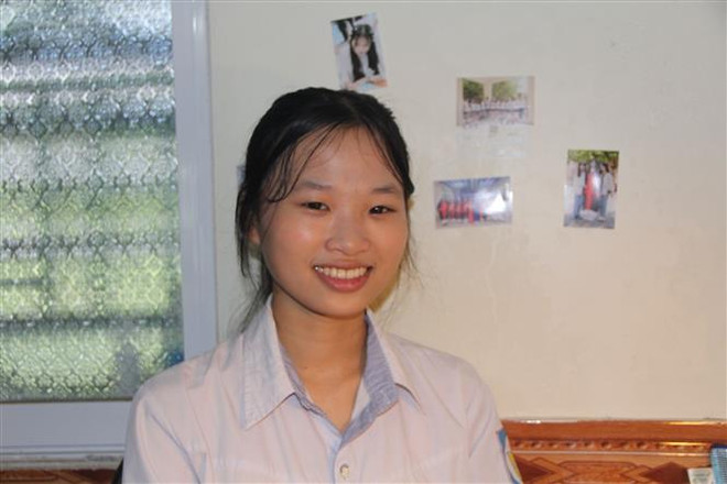 Em Phạm Thị Trà Mi, lớp 12 chuyên Địa lý Trường THPT chuyên Phan Bội Châu, tỉnh Nghệ An. (Ảnh: TTXVN phát) Thi tốt nghiệp THPT: Bí quyết học tập của các á khoa xứ Nghệ ảnh 2