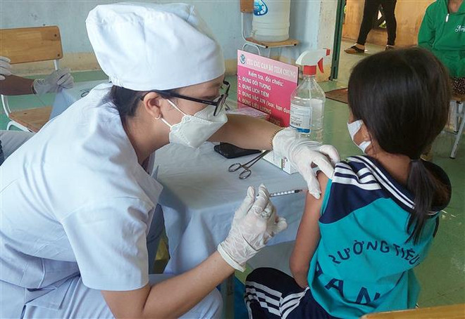 Triển khai tiêm vaccine phòng COVID-19 cho học sinh ở xã Ma Nới, huyện Ninh Sơn, tỉnh Ninh Thuận. (Ảnh: Công Thử/TTXVN) Thủ tướng yêu cầu tăng cường công tác tiêm vaccine phòng COVID-19 ảnh 1