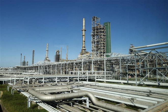 Một góc Nhà máy lọc dầu Dung Quất thuộc Công ty cổ phần lọc hóa dầu Bình Sơn (Tập đoàn Dầu khí Việt Nam). (Ảnh: Doãn Tấn/TTXVN) Chủ tịch Quốc hội: Quyết liệt xử lý các dự án yếu kém, thua lỗ kéo dài ảnh 2