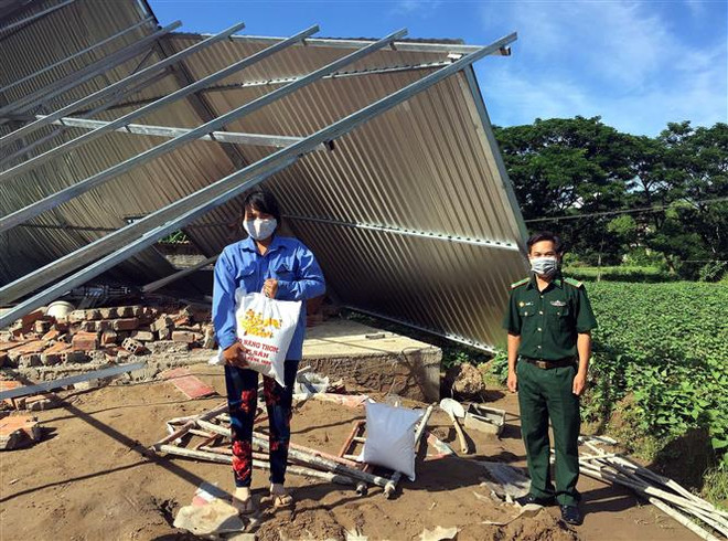 Sóc Trăng: Tặng quà và giúp dân khắc phục hậu quả lốc xoáy ảnh 1