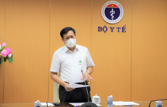 Thứ trưởng Bộ Y tế Đỗ Xuân Tuyên phát biểu tại cuộc họp. (Nguồn: Bộ Y tế) Thực hiện đồng bộ 'chặt trong-chặt ngoài' để chống dịch COVID-19 ảnh 1