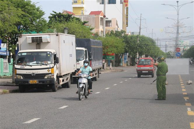 Kiểm tra người và phương tiện vào thành phố Mỹ Tho, tỉnh Tiền Giang tại chốt kiểm soát trên đường Ấp Bắc. (Ảnh: Minh Trí/TTXVN) Thực hiện đồng bộ 'chặt trong-chặt ngoài' để chống dịch COVID-19 ảnh 2