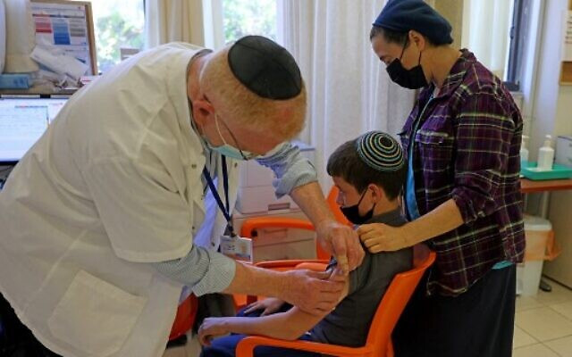 Tiêm vaccine cho trẻ em ở Israel. (Nguồn: AFP) Israel cho phép tiêm vaccine phòng COVID-19 cho trẻ em 5 đến 11 tuổi ảnh 1
