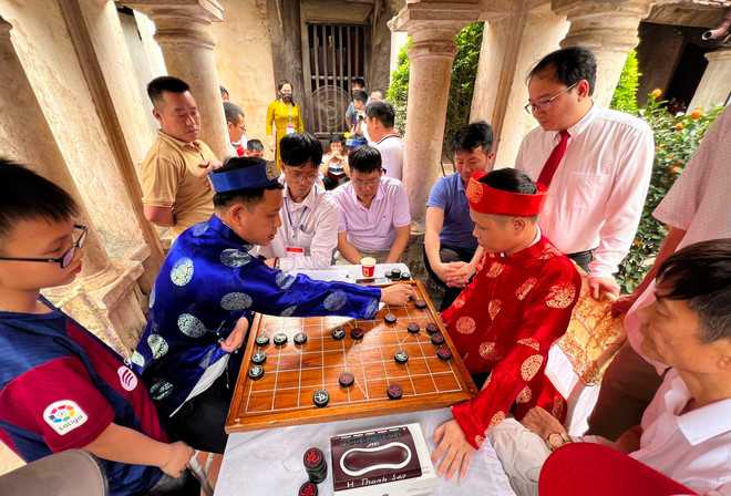 Tổ chức "tiệc cờ" ở làng Hùng Lô trong thời gian diễn ra Lễ hội Đền Hùng. (Ảnh: Mai Mai/Vietnam+) vnp_hoi lang co hung lo.jpg
