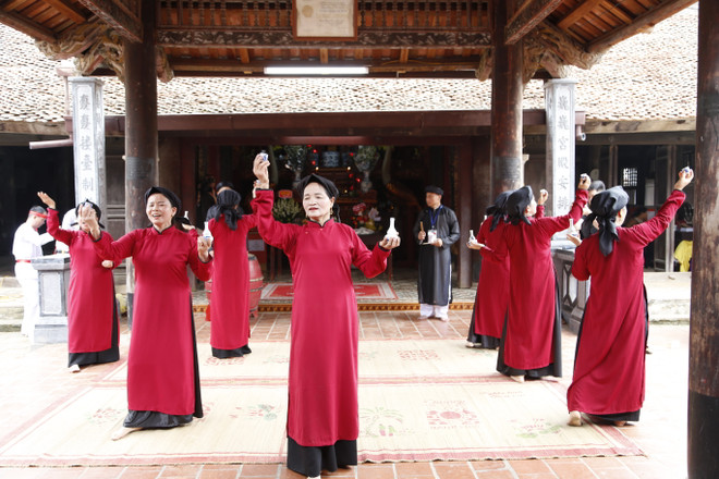 Biểu diễn hát Xoan tại đình làng cổ Hùng Lô. (Ảnh: Linh Tâm/Vietnam+) _MG_2028.JPG