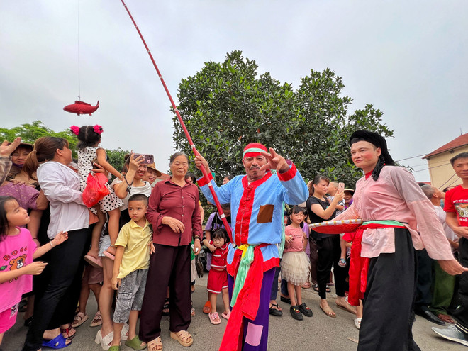 Lễ hội làng cổ Hùng Lô nằm trong chuỗi sự kiện hoạt động của Lễ hội Đền Hùng. (Ảnh: Mai Mai/Vietnam+) vnp_hoi lang hung lo (18).jpg
