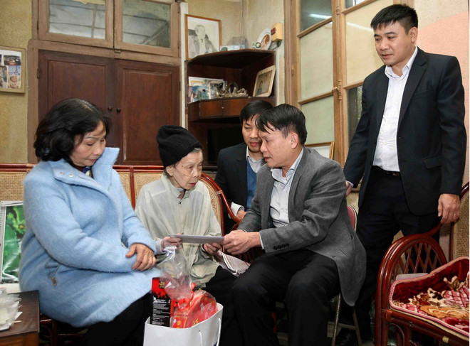 Tổng Giám đốc TTXVN thăm, chúc Tết gia đình nhà báo Đỗ Phượng ảnh 1