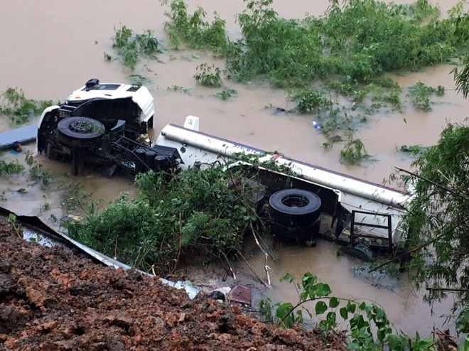 Va chạm mạnh với xe tải, xe bồn chở dầu lao xuống sông Cầu ảnh 1