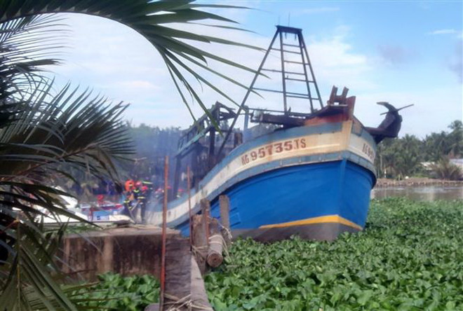 Kiên Giang: Tàu cá chứa 1.000 lít dầu cháy dữ dội khi đang neo đậu ảnh 1