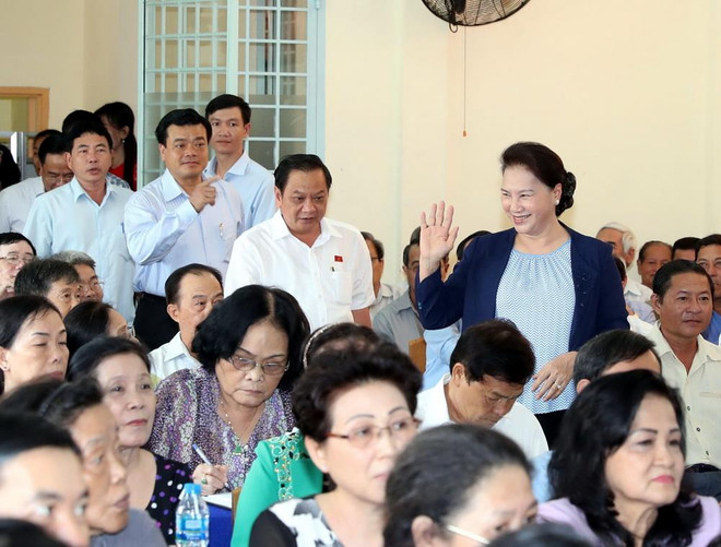 Chủ tịch Quốc hội Nguyễn Thị Kim Ngân với các cử tri. (Ảnh: Trọng Đức/TTXVN) Chủ tịch Quốc hội Nguyễn Thị Kim Ngân tiếp xúc cử tri tại Cần Thơ ảnh 1