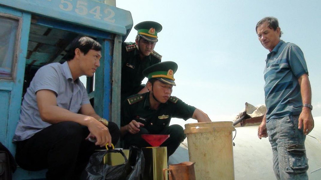 Biên phòng Bến Tre tạm giữ 16.000 lít dầu không rõ nguồn gốc ảnh 1