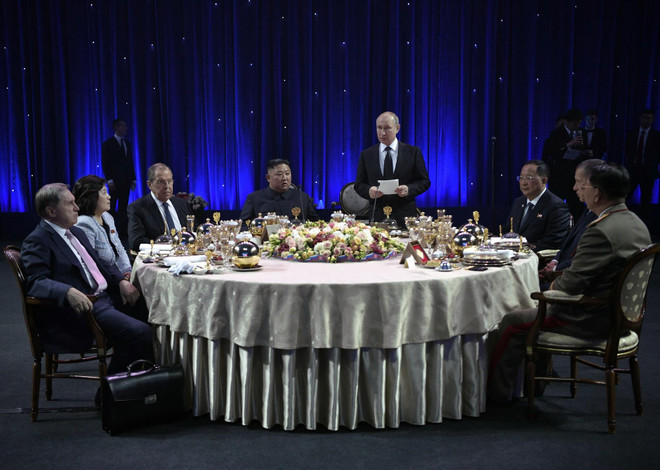 Tổng thống Nga Vladimir Putin (giữa, phải) và nhà lãnh đạo Triều Tiên Kim Jong-un (giữa, trái) trong bữa tiệc chiêu đãi sau hội đàm tại Trường Đại học Liên bang Viễn Đông ở đảo Rusky thuộc Vladivostok ngày 25/4/2019. (Ảnh: AFP/TTXVN) Tổng thống Nga Putin: Cần cơ chế an ninh đa phương cho Triều Tiên ảnh 1
