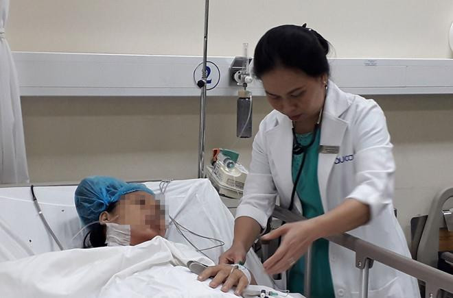 Sản phụ Phạm Thị Thục Nữ đã tỉnh táo và đang được tiếp tục điều trị tại Bệnh viện phụ sản Âu Cơ (thành phố Biên Hòa, Đồng Nai). (Ảnh: Lê Xuân/TTXVN) Cứu sống mẹ con sản phụ bị vỡ khối u gan, chảy máu ổ bụng nguy kịch ảnh 1