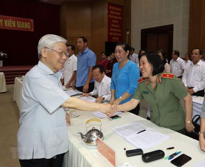 Tổng Bí thư, Chủ tịch nước Nguyễn Phú Trọng với lãnh đạo và cán bộ chủ chốt tỉnh Kiên Giang, sáng 14/4. (Ảnh: Trí Dũng/TTXVN) "Tổng Bí thư, Chủ tịch nước sẽ sớm trở lại làm việc bình thường" ảnh 1