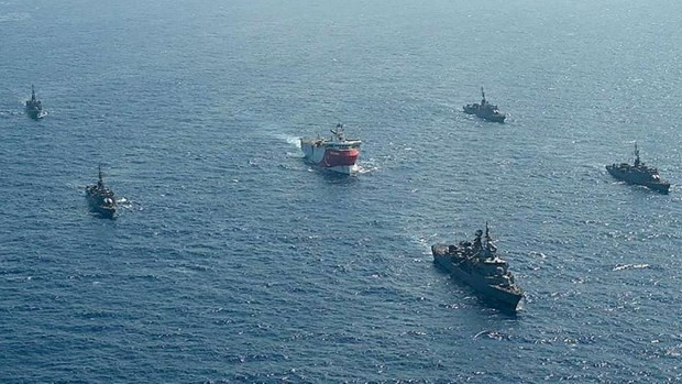 Tàu khảo sát Oruc Reis được các tàu hải quân Thổ Nhĩ Kỳ hộ tống. (Nguồn: AFP) Thổ Nhĩ Kỳ tiếp tục khảo sát địa chấn ở Đông Địa Trung Hải ảnh 1