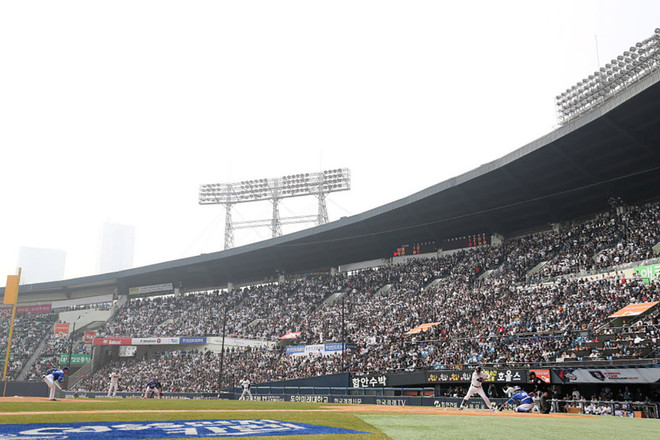 Hàn Quốc phải hoãn 3 trận đấu bóng chày vì ô nhiễm bụi mịn ảnh 1