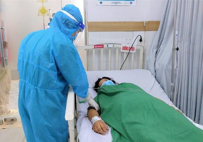 Nhân viên y tế tiến hành thăm khám sức khỏe sản phụ. (Ảnh: TTXVN phát) Cần Thơ: Cấp cứu thành công sản phụ gặp biến chứng sản khoa nguy hiểm ảnh 1