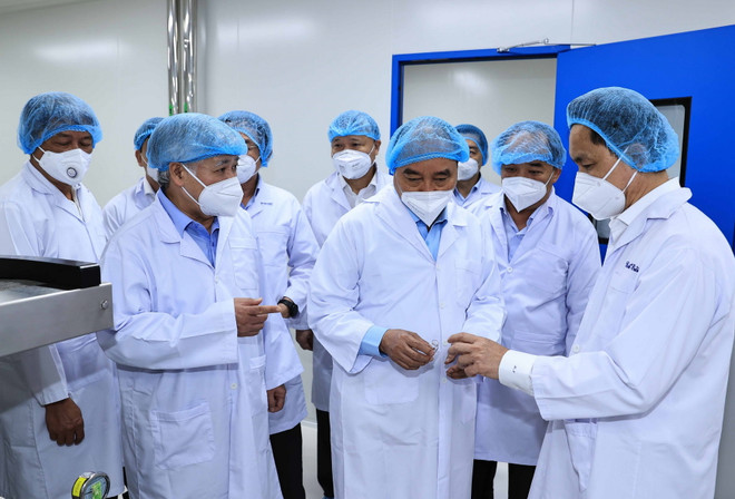 Chủ tịch nước Nguyễn Xuân Phúc thăm và làm việc tại Công ty cổ phần công nghệ sinh học dược Nanogen. (Ảnh: Thống Nhất/TTXVN) Chủ tịch nước thăm doanh nghiệp sản xuất vaccine Nanocovax ảnh 1