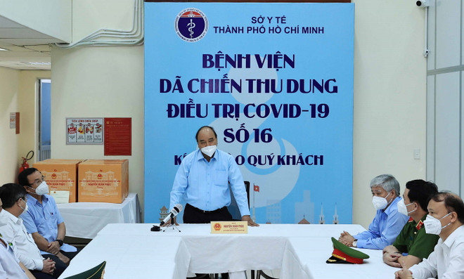 Chủ tịch nước Nguyễn Xuân Phúc thăm và tặng quà cho cán bộ, bác sỹ và nhân viên y tế tại Bệnh viện dã chiến Thu Dung điều trị COVID-19 số 16. (Ảnh: Thống Nhất/TTXVN) Chủ tịch nước thăm doanh nghiệp sản xuất vaccine Nanocovax ảnh 2