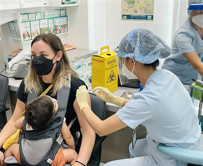 Một công dân Pháp đang sinh sống và làm việc tại Thành phố Hồ Chí Minh được tiêm chủng vaccine phòng COVID-19. (Ảnh: TTXVN phát) TP.HCM: Tiêm vaccine phòng COVID-19 cho cộng đồng người Pháp ảnh 1