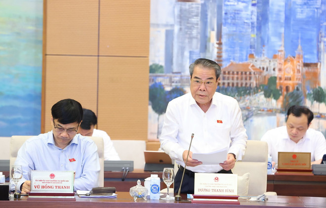 Trưởng Ban Dân nguyện của Ủy ban Thường vụ Quốc hội Dương Thanh Bình trình bày báo cáo tại phiên họp. (Ảnh: Văn Điệp/TTXVN) ttxvn_thuong vu quoc hoi 2.jpg
