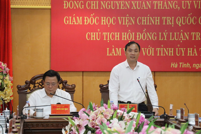 Bí thư Tỉnh ủy Hà Tĩnh Hoàng Trung Dũng phát biểu tại buổi làm việc. (Ảnh: Hoàng Ngà/TTXVN) ttxvn_ha tinh.jpg