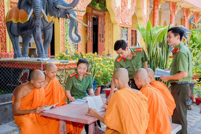 Lực lượng công an tuyên truyền chủ trương, chính sách của Đảng, Nhà nước cho các chư tăng đồng bào Khmer. (Ảnh: Trọng Nguyễn/TTXVN phát) ttxvn_dong bao khmer 2.jpg