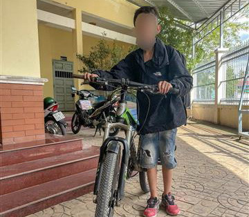 Bé trai 13 tuổi đạp xe 200km từ TP.HCM xuống Cần Thơ thăm bạn gái ảnh 1