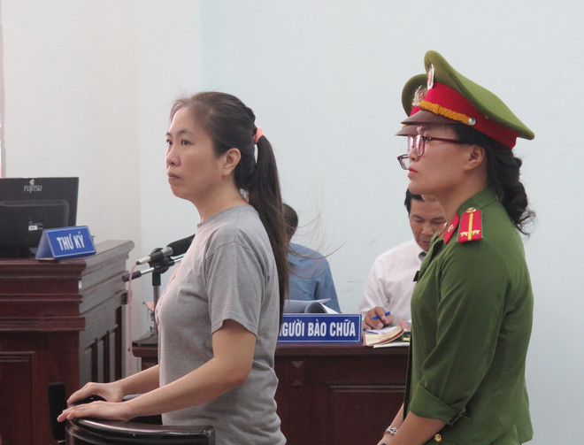 Bị cáo Nguyễn Ngọc Như Quỳnh trước vành móng ngựa. (Ảnh: Tiên Minh/TTXVN) Xét xử Nguyễn Ngọc Như Quỳnh đúng theo quy định của pháp luật ảnh 1