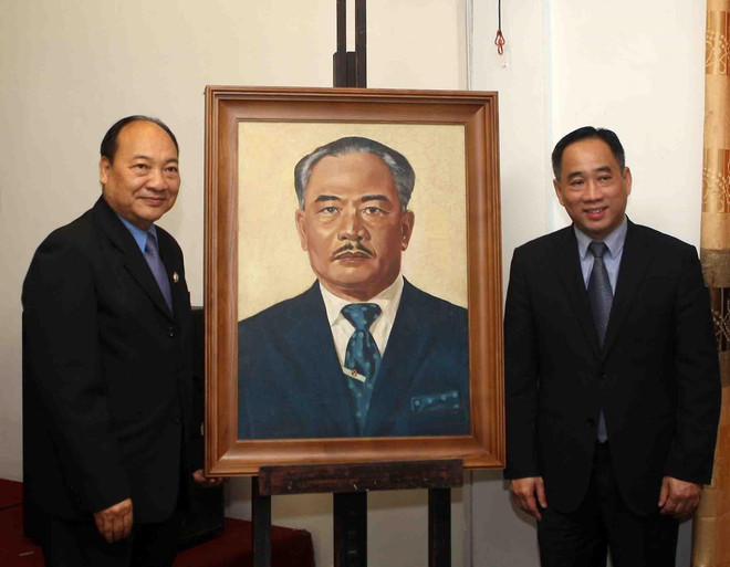 Bàn giao tác phẩm mỹ thuật bảo quản, tu sửa cho bảo tàng Lào ảnh 2