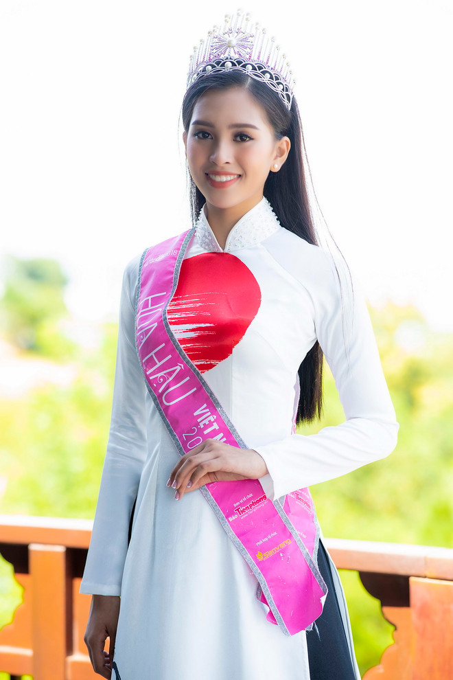 Top 3 Hoa hậu Việt Nam thướt tha áo dài trong Lễ hội Mặt Trời mọc ảnh 5