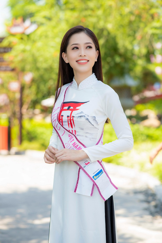 Top 3 Hoa hậu Việt Nam thướt tha áo dài trong Lễ hội Mặt Trời mọc ảnh 3