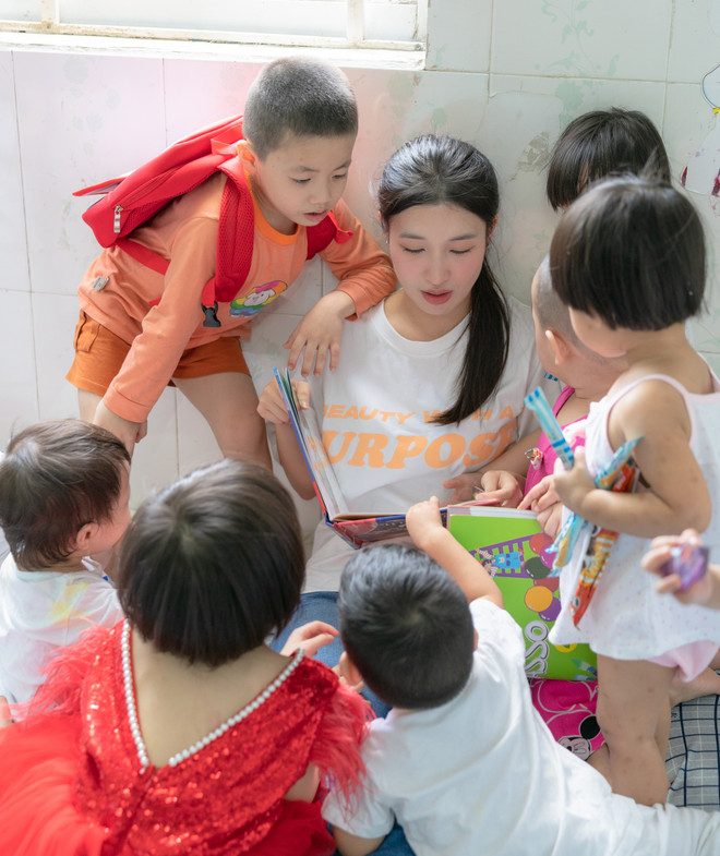 Á hậu Phương Nhi 'viết tiếp' hành trình ý nghĩa với các em nhỏ mồ côi ảnh 1